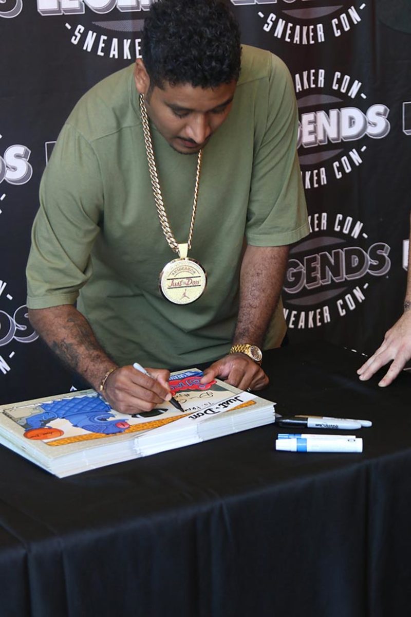 sneaker-con-X159819_TK1_403.jpg